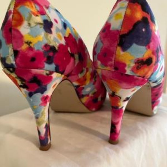 Multi color satin feel platform pump 6.5M like new - Picture 4 of 5